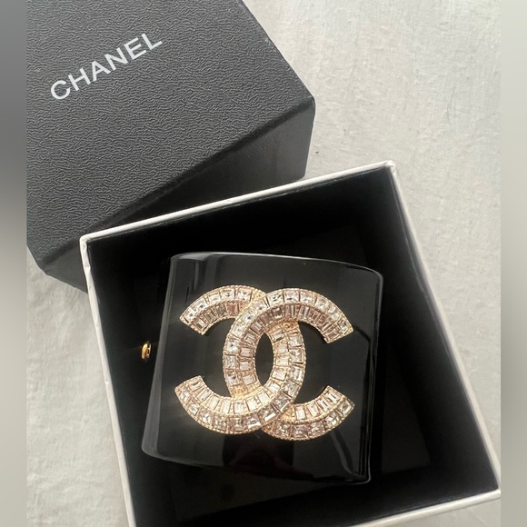 👑✅PRICE FIRM✅ Beautiful Vintage Chanel Black Resin Cuff Bracelet. - Picture 7 of 16